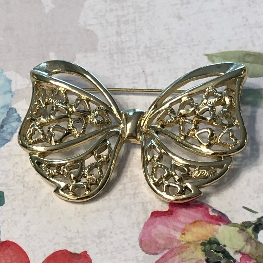 Bow Shaped Gold Tone Pendant Brooch Heart Detail